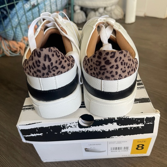 NWT DV Sneakers SZ 8 - Picture 2 of 4